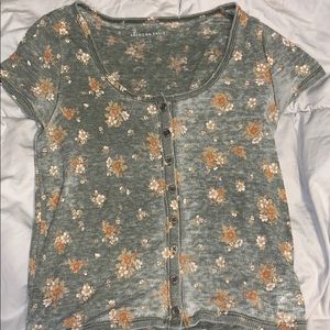 Short sleeve American eagle shirt w floral pattern